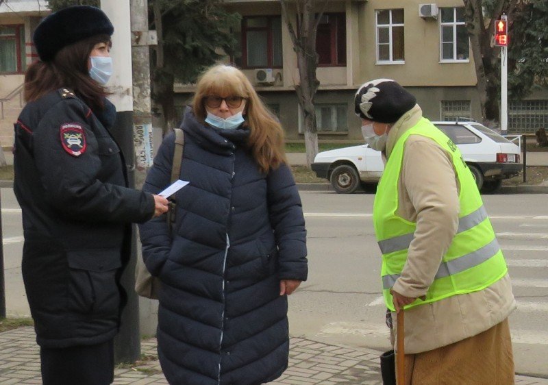 АДЫГЕЯ. В Адыгее активисты и сотрудники ГИБДД провели акцию «Пожилым людям – безопасную дорогу»