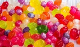 АСТРАХАНЬ. Астраханские таможенники изъяли на рынке 190 пачек нелегальных конфет