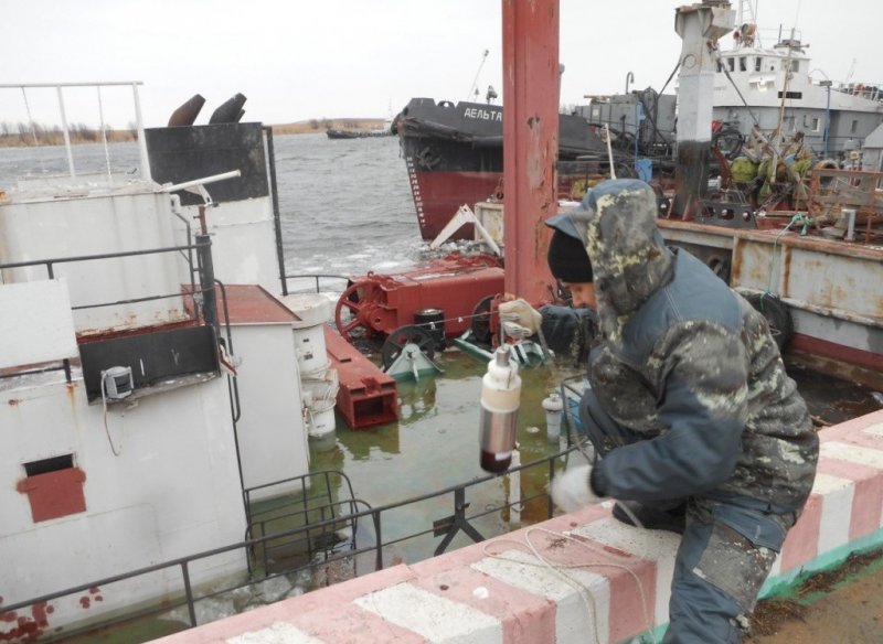 АСТРАХАНЬ. Под Астраханью затонуло судно-земснаряд, нефтепродукты разлились на площади 30 кв. м