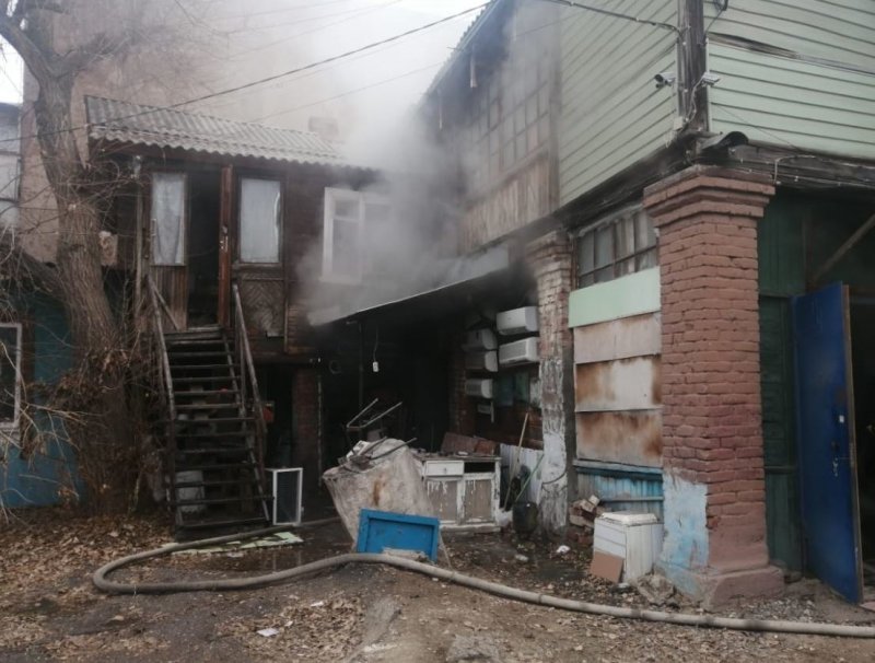 АСТРАХАНЬ. В Астрахани при пожаре трех квартир спасли четыре человека