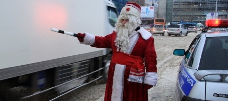 АСТРАХАНЬ. В Рождество на дорогах Астрахани патрулируют Дед Мороз и Снегурочка