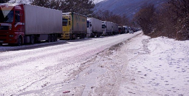 Автодорога Степанцминда-Ларс закрыта: на российской стороне скопилось 450 грузовых автомобилей