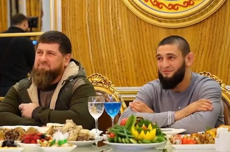 ЧЕЧНЯ. Глава ЧР вручил Хамзату Чимаеву ключи от нового автомобиля