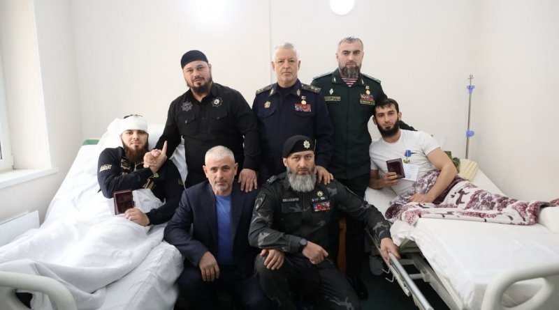 ЧЕЧНЯ. Пострадавшим в ходе спецоперации в селе Катар-Юрт сотрудникам полка им. А. А. Кадырова вручили памятные медали