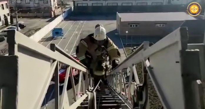 ЧЕЧНЯ. Пожарные в Грозном тренировались спасать людей из высотных зданий