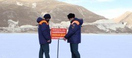 ЧЕЧНЯ. Сотрудники МЧС замерили толщину льда на озере Кезеной-Ам