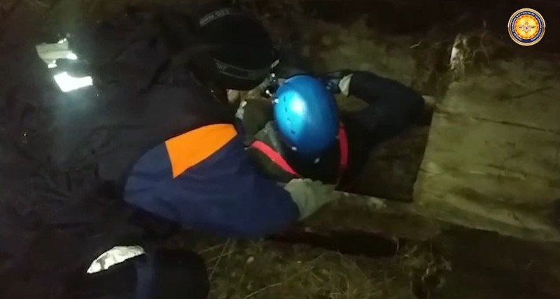 ЧЕЧНЯ. В Грозном спасатели МЧС вытащили из 12-метрового колодца мужчину и его четвероногого питомца (ВИДЕО)