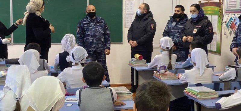 ЧЕЧНЯ. В школах Ачхой-Мартановского района Чеченской Республики продолжаются мероприятия по пропаганде соблюдения правил дорожного движения