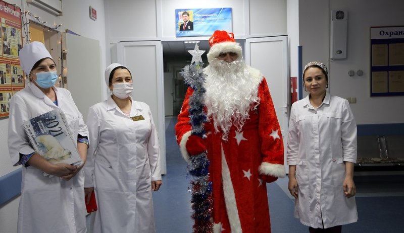 ЧЕЧНЯ. Волонтёры «Единой России» раздали новогодние подарки детям и медикам