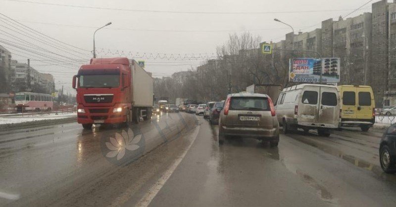 КАЛМЫКИЯ. Дальнобойщик из Калмыкии на фуре протаранил Chevrolet в Волгограде