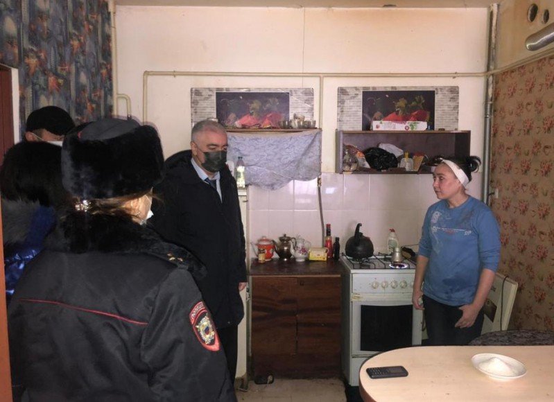 КБР. Полицейские Эльбрусского района вместе с общественниками посетили подшефные семьи
