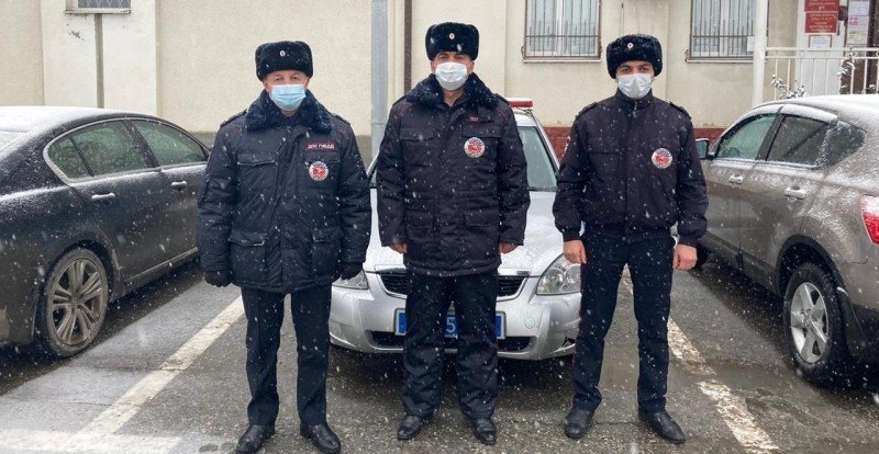 КБР. Полицейские Кабардино-Балкарии помогли водителям большегрузов выбраться из снежного плена