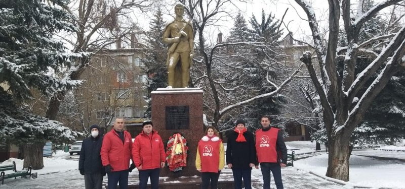 КЧР. Активисты Карачаево-Черкесского регионального отделения КПРФ возложили венок к памятнику, воздвигнутому в честь воинов, освобождавших город Черкесск от фашистов 78 лет назад