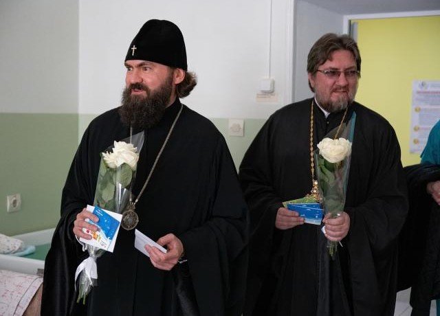 КЧР. Архиепископ Феофилакт поздравил мам в родильном доме