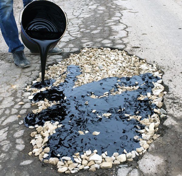 КЧР. Жители Черкесска сами латают ямы на дорогах