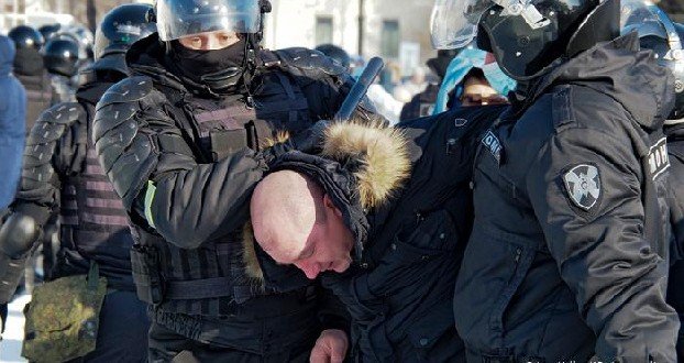 «Коммерсантъ»: На акциях в поддержку Навального на Дальнем Востоке задержаны более 100 человек