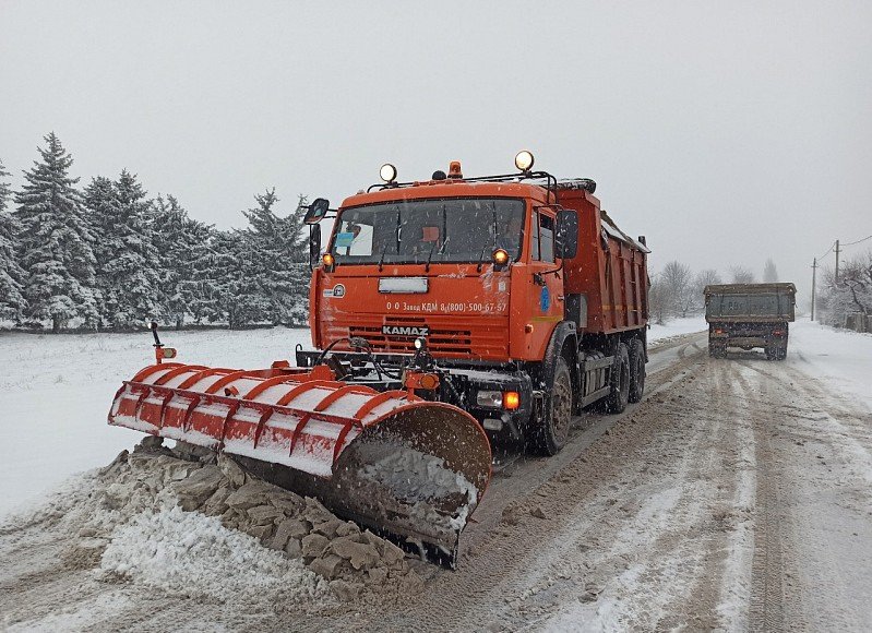 КРАСНОДАР. Расчистка снежных заносов на дорогах Кубани продолжается