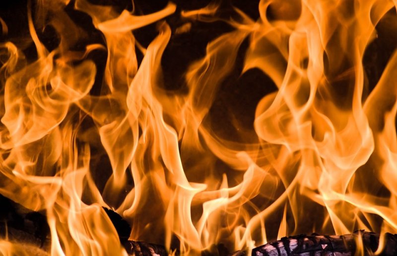 КРАСНОДАР. В Сочи 13 человек тушат пожар в районе аэропорта