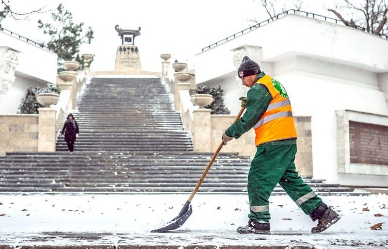 КРЫМ. Коммунальщики и «Севавтодор» чистят Севастополь от снега