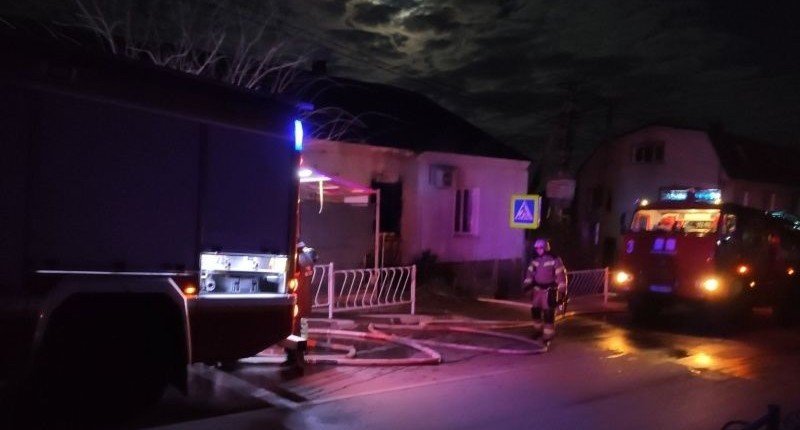 КРЫМ. На пожаре в г. Симферополь сотрудники МЧС спасли 2 человека