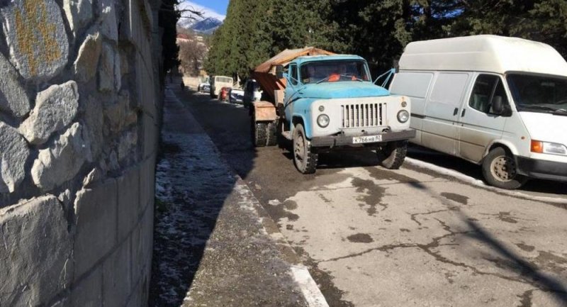 КРЫМ. В Ялте расчистка муниципальных дорог от снега и наледи ведётся круглосуточно