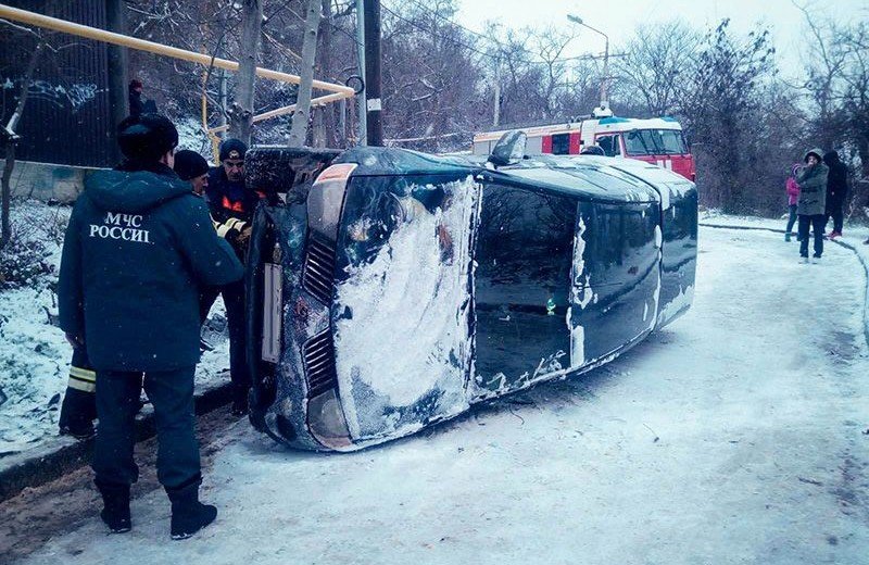 КРЫМ. В Севастополе МЧС помогает автомобилистам, которых «Севавтодор» не уберег от ДТП