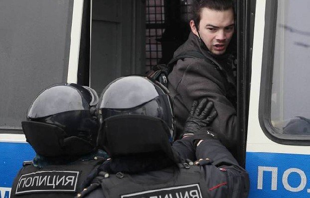 На несанкционированных акциях в России задержано 35 работников СМИ