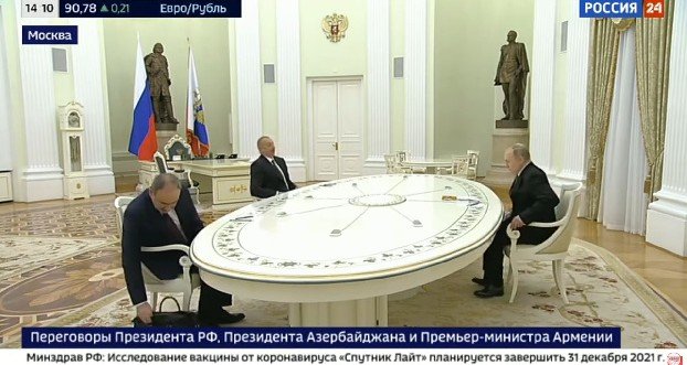 Путин при встрече поочередно обнял Алиева и Пашиняна, те поздоровались друг с другом