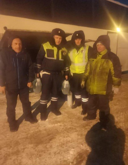 РОСТОВ. Автоинспекторы Ростовской области помогли пассажирам автобуса, застрявшим в мороз на ночной трассе