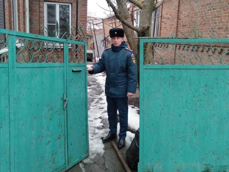 РОСТОВ. Инспектор МЧС спас женщину и предотвратил пожар