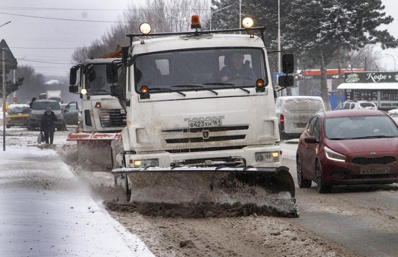 РОСТОВ. Коммунальные службы из-за снегопада работают круглосуточно