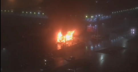 РОСТОВ. В Ростове ночью сгорел киоск с шаурмой, пострадали 3 человека
