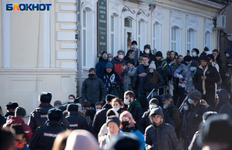 СТАВРОПОЛЬЕ. «Позор!»: митингующих на площади ставропольцев вытесняют к зданию МВД