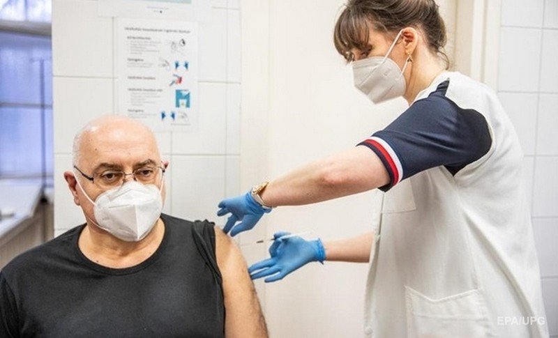 В США мужчина, перенесший коронавирус, умер после вакцинации