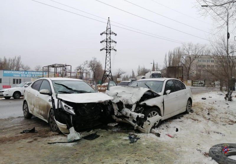 ВОЛГОГРАД. Мужчина не справился с управлением: четыре человека доставлены в больницу в Волгограде