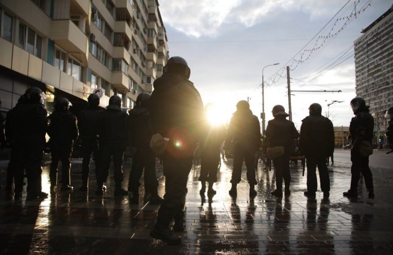 ВОЛГОГРАД. Волгоградские полицейские оттеснили протестующих от здания администрации