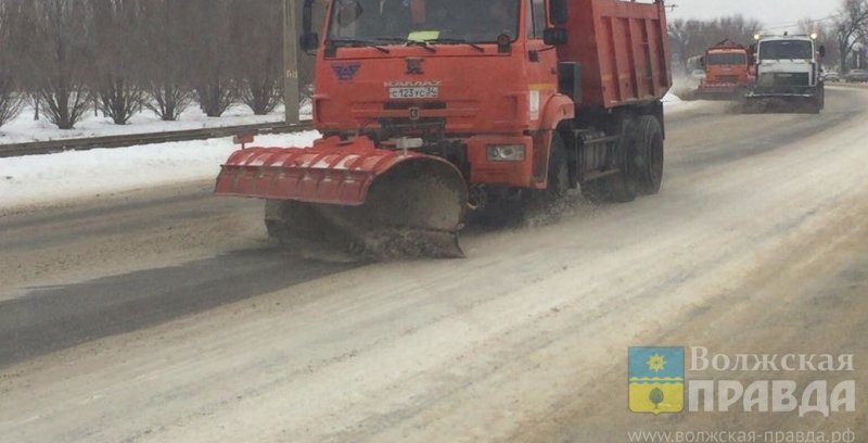 ВОЛГОГРАД. Волжские коммунальщики чистят дороги от снега и наледи