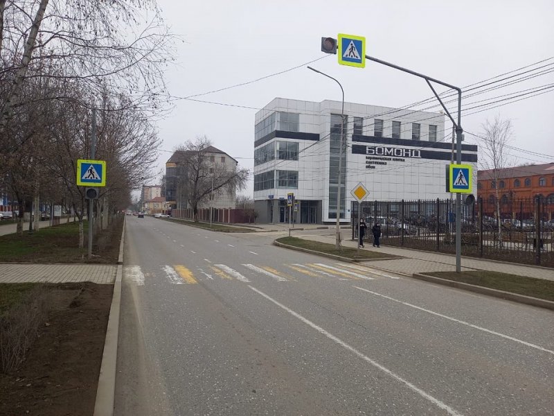 ЧЕЧНЯ. Пешеходные переходы возле социально значимых объектов Грозного оборудованы по новым стандартам.