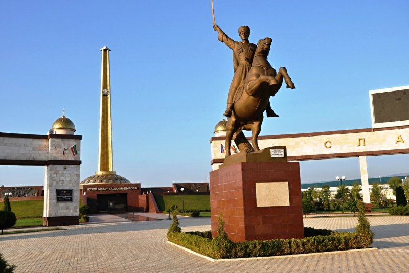 ЧЕЧНЯ.  Памятник Герою Советского Союза Мовлиду Алероевичу Висаитову