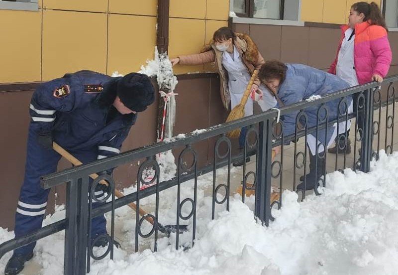 АДЫГЕЯ. Госавтоинспекторы Адыгеи приняли участие в субботнике по очистке улиц города Майкопа от снега
