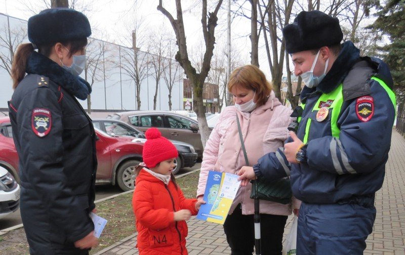 АДЫГЕЯ. Госавтоинспекторы обратили внимание пешеходов на негативное влияние гаджетов на дорожную обстановку