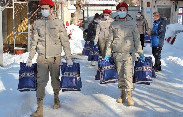 АДЫГЕЯ. Военнослужащих, находящихся на лечении в госпитале, поздравили волонтёры