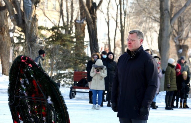 АСТРАХАНЬ. Астраханский губернатор возложил венки к Вечному огню в Братском саду