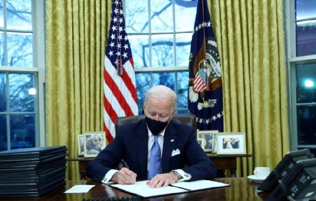 Байден подпишет несколько указов о миграции, отменяющих принятые при Трампе правила