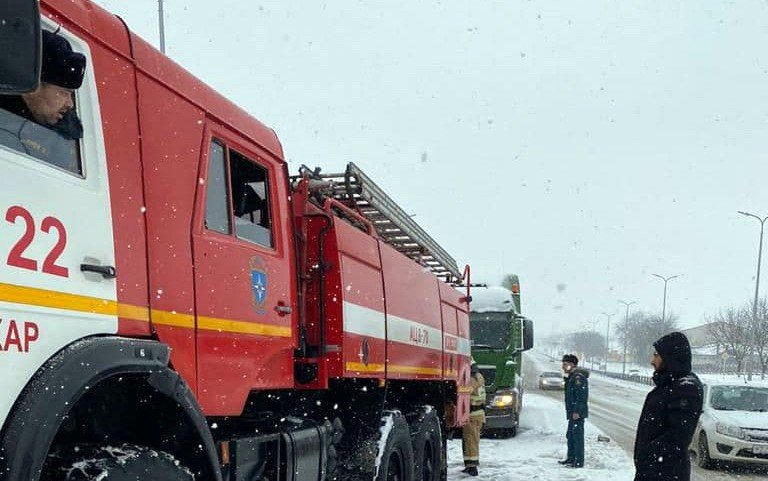 ЧЕЧНЯ. Чеченские пожарные помогли 11 дальнобойщикам, попавшим в нештатные ситуации из-за снежных заносов