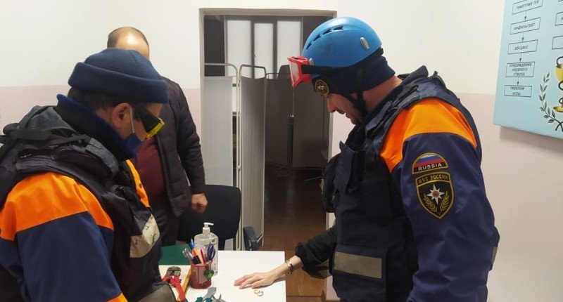 ЧЕЧНЯ. Чеченские спасатели помогли студентке снять кольца с пальца