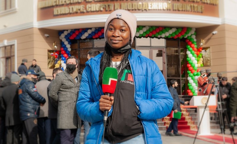 ЧЕЧНЯ. На чеченском телевидении появилась корреспондентка из Африки