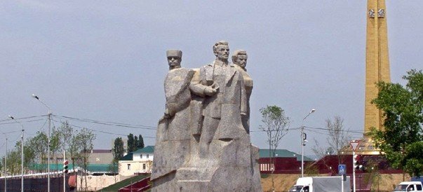 ЧЕЧНЯ. Памятник борцам революции Н. Гикало, А. Шерипову и Г. Ахриеву