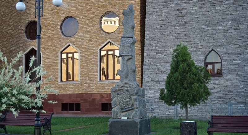 ЧЕЧНЯ. Памятник Орцу Чермоеву в Грозном