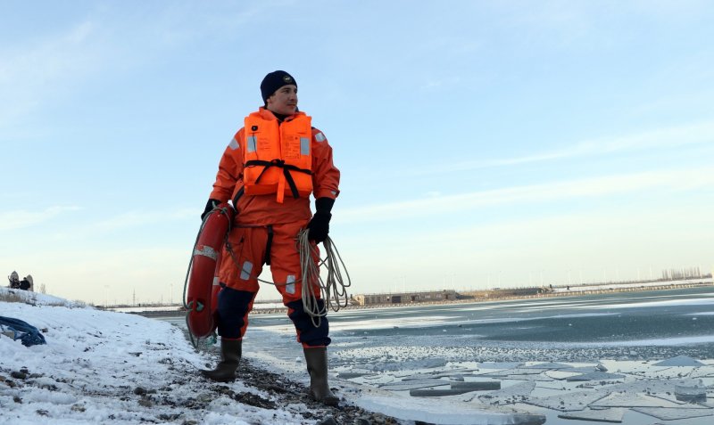 ЧЕЧНЯ. Сотрудники МЧС ЧР провели замеры льда на водоемах республики
